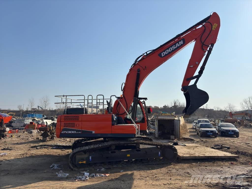 Doosan DX300 Bandgrävare