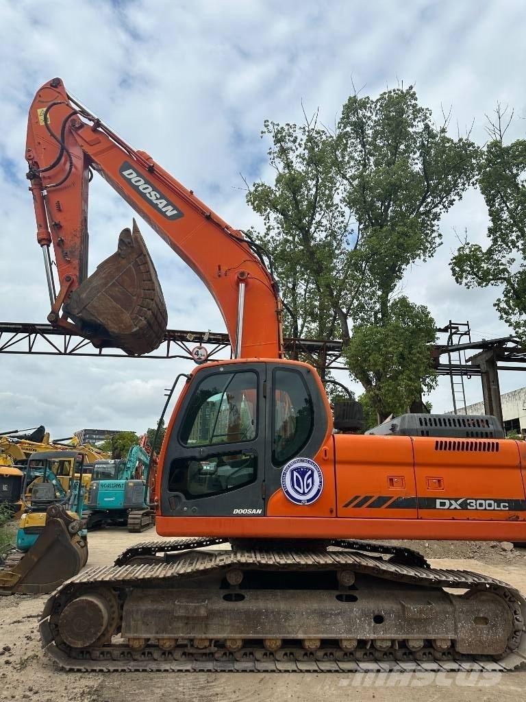 Doosan DX300 Bandgrävare