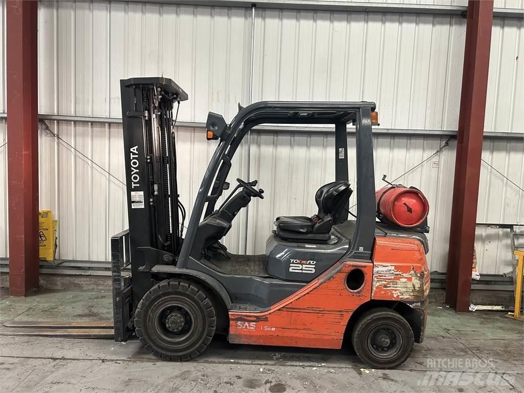 Toyota 02-8FGF25 Gasolmotviktstruckar