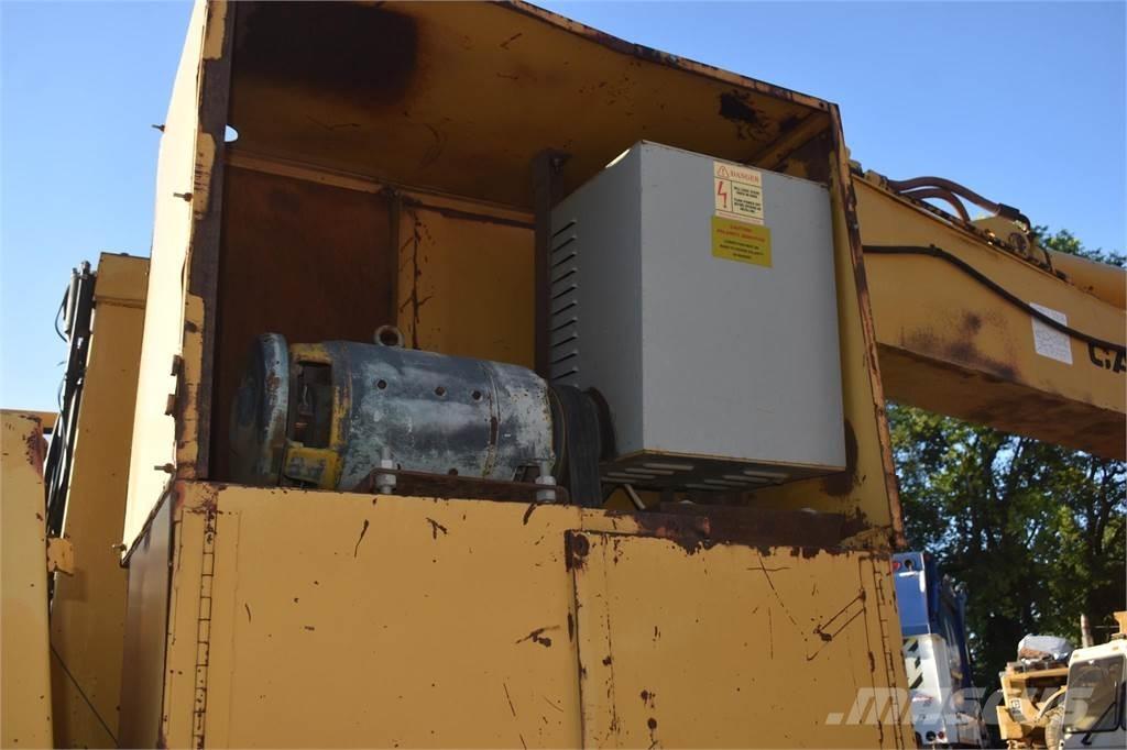 CAT 215B LC Bandgrävare