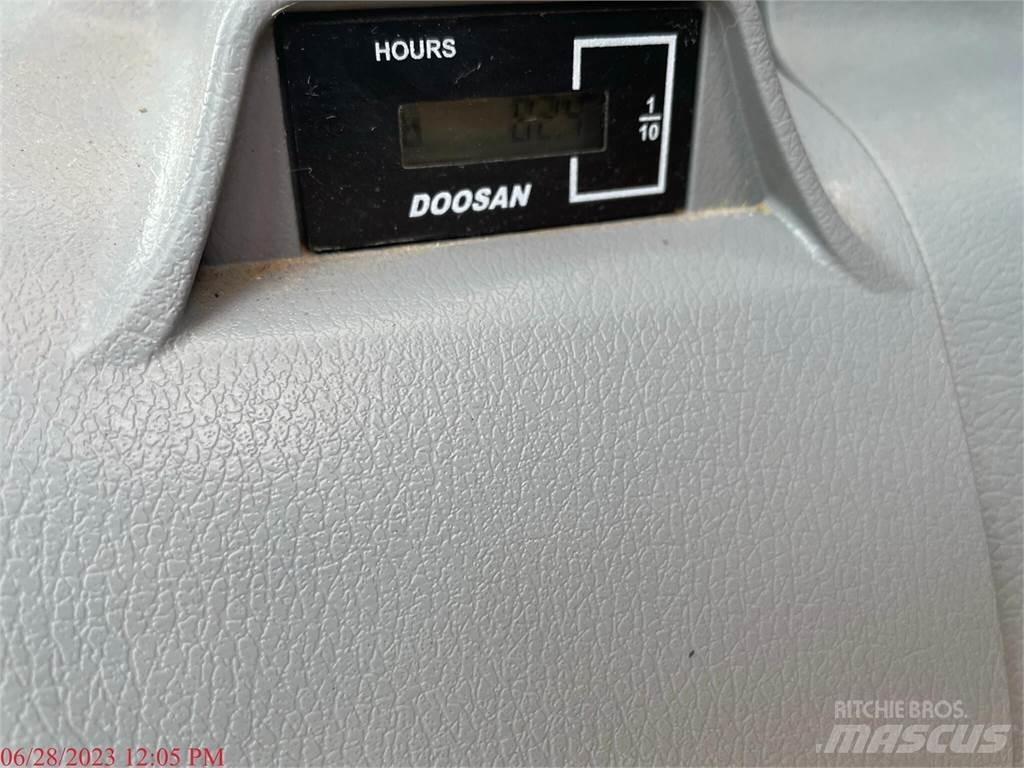 Doosan DX140 LC-5 Bandgrävare