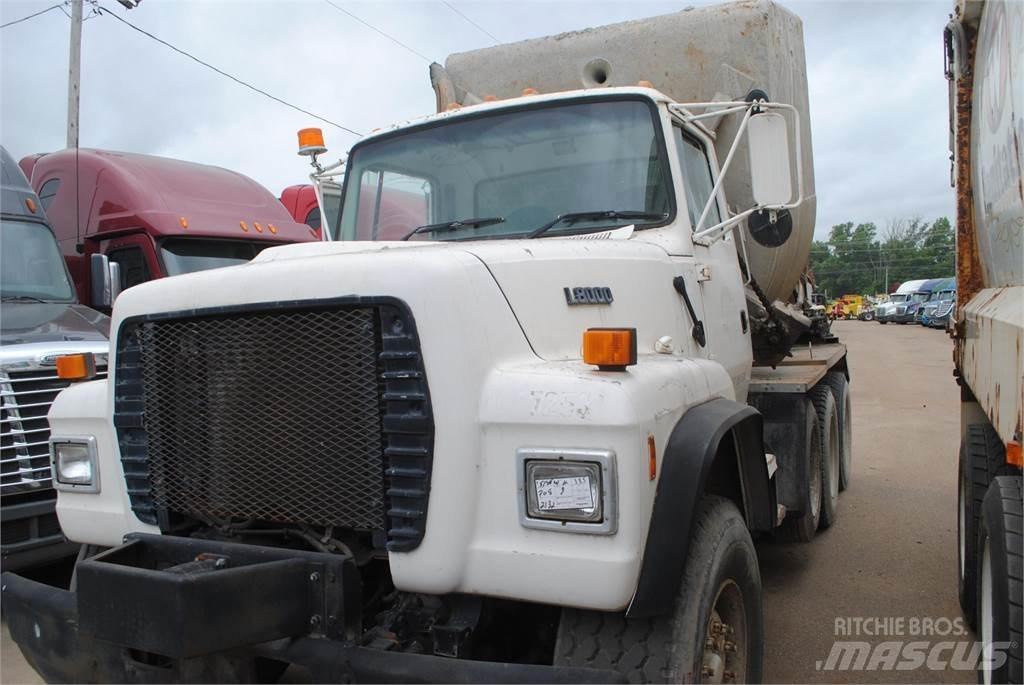 Ford L8000 Cementbil