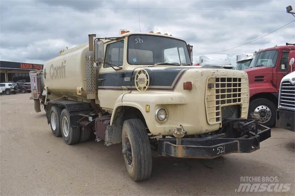 Ford L8000 Tankbilar