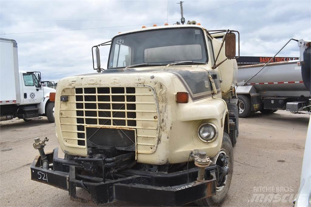 Ford L8000 Tankbilar