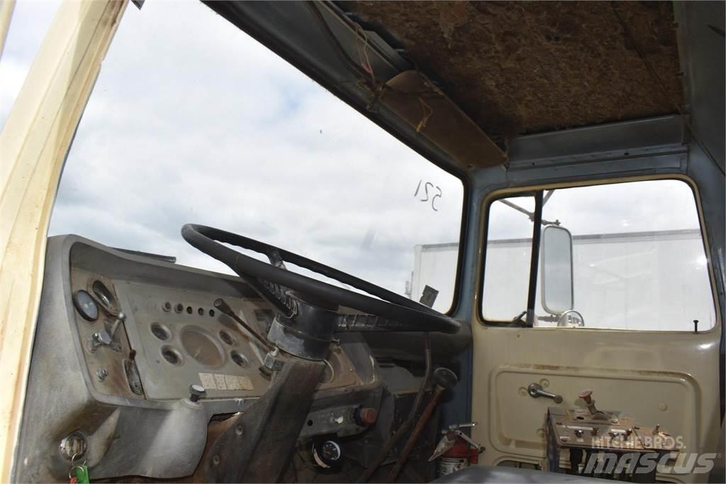 Ford L8000 Tankbilar