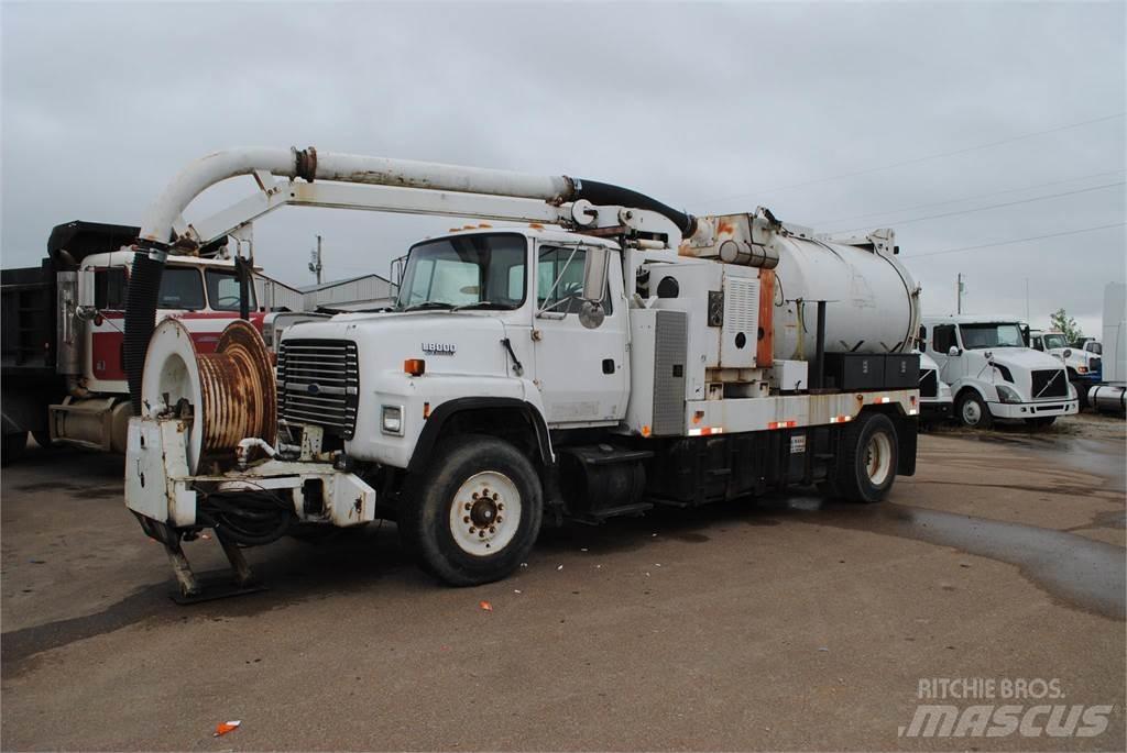 Ford L8000 Tankbilar