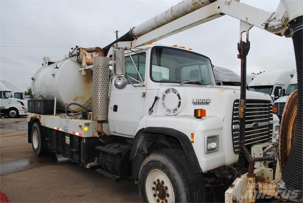 Ford L8000 Tankbilar