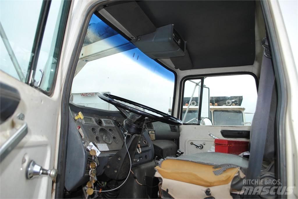 Ford L8000 Tankbilar