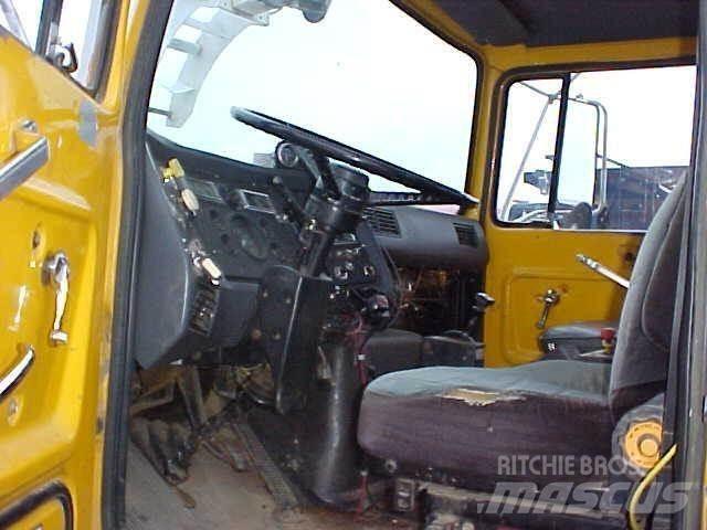 Ford L8000 Tankbilar