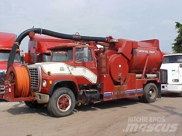 Ford L8000 Tankbilar
