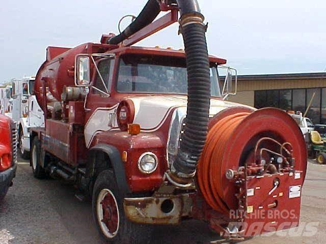 Ford L8000 Tankbilar