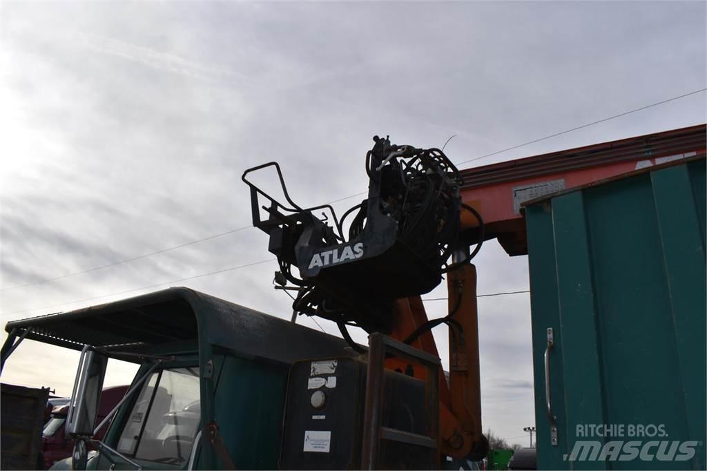 International 4700 Kranbilar