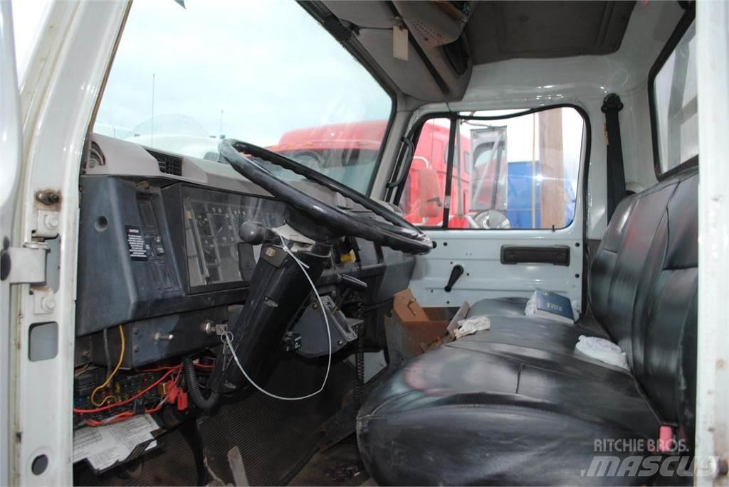 International 4700 Kranbilar