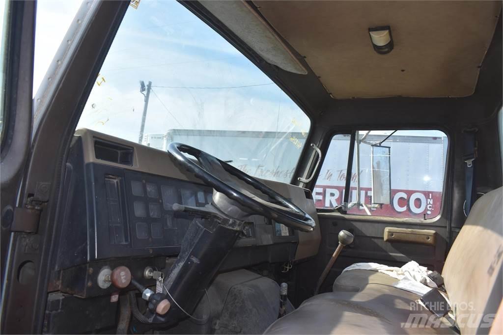 International 4900 Kranbilar
