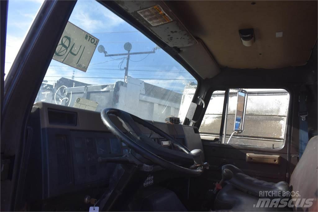 International 4900 Kranbilar