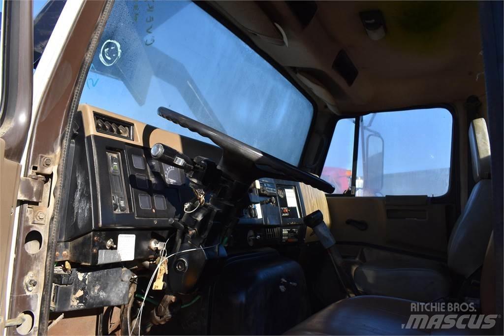 International 8200 Kranbilar
