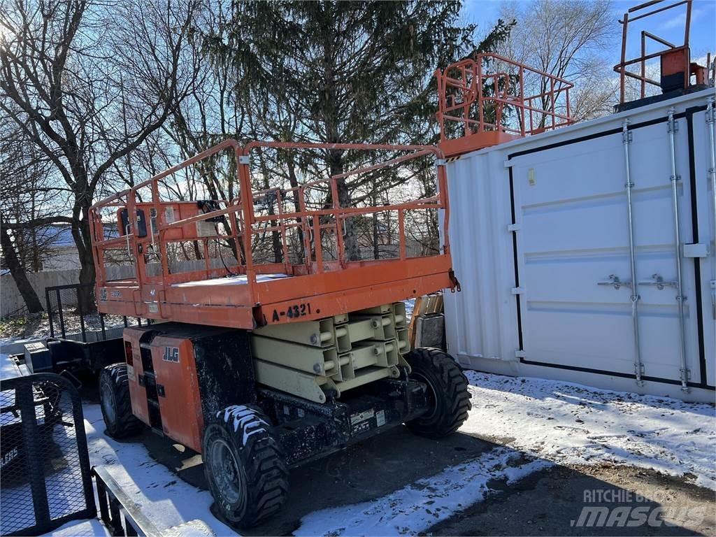 JLG 330LRT Saxliftar