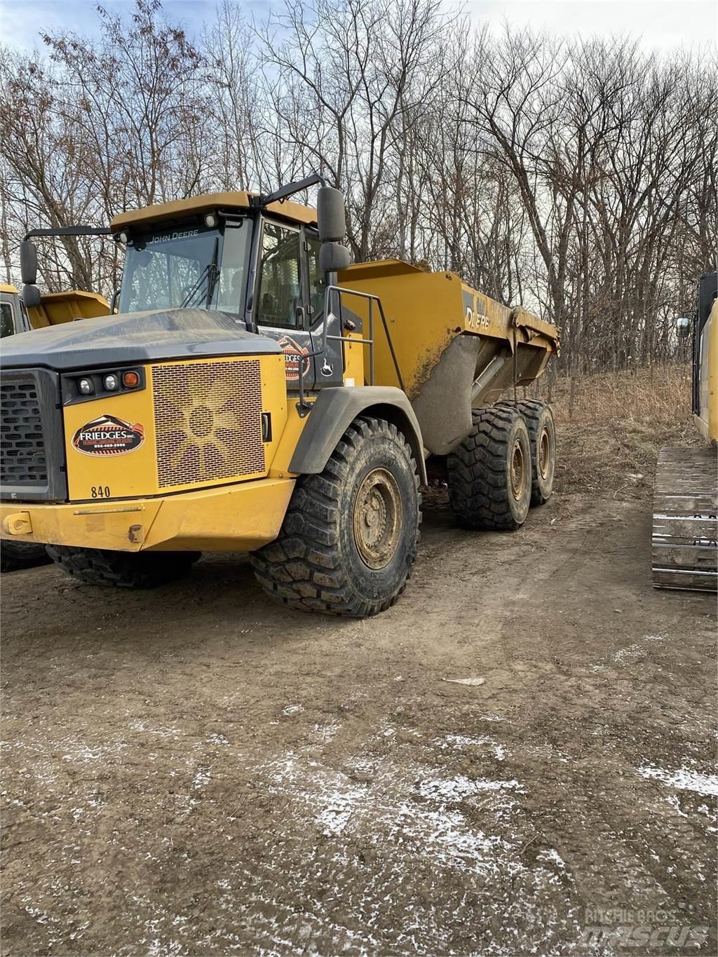 John Deere 410E Midjestyrd dumper