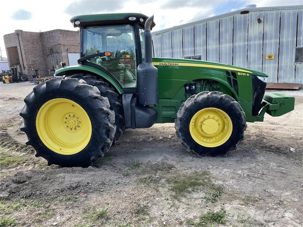 John Deere 8235R Traktorer