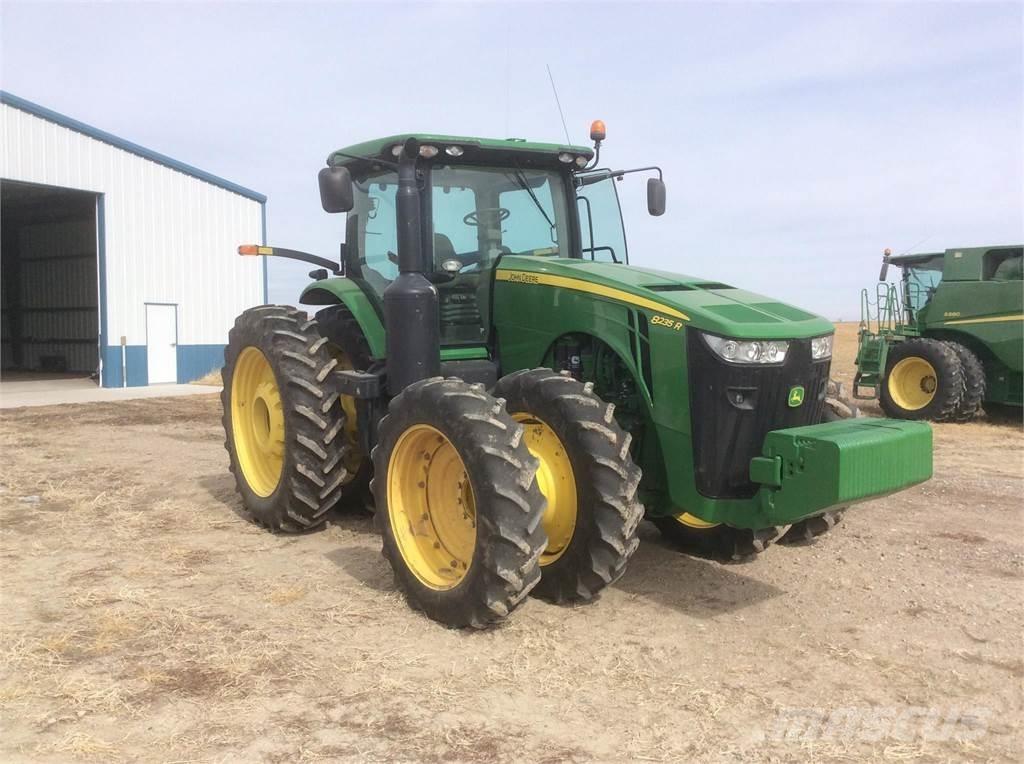 John Deere 8235R Traktorer