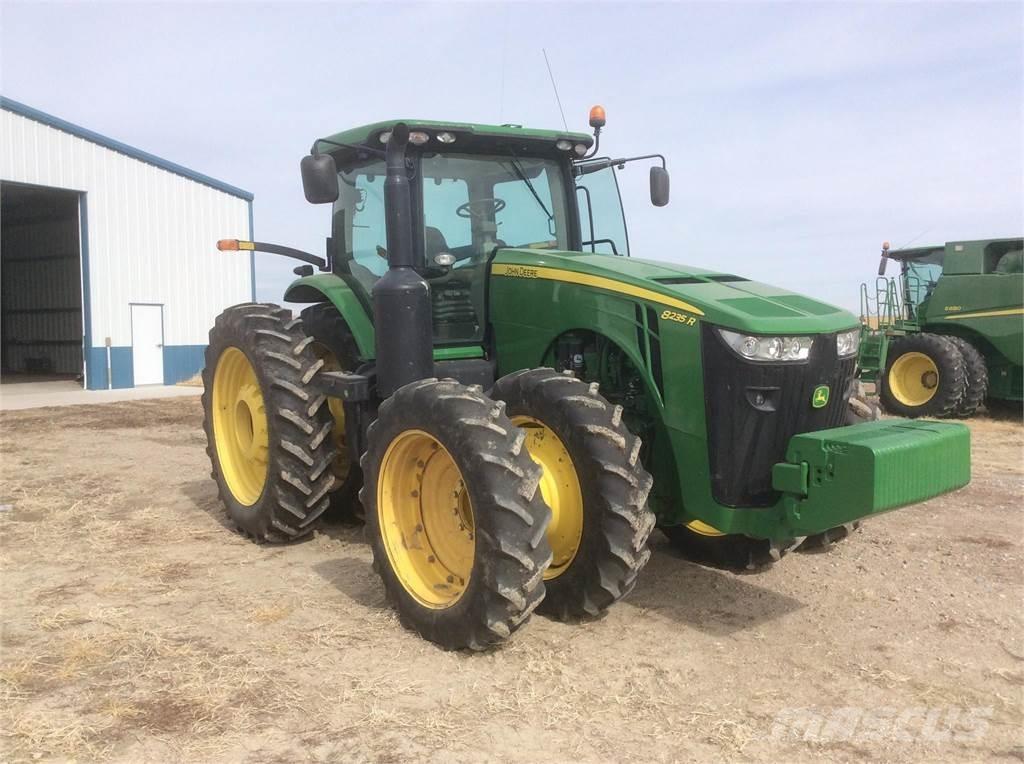 John Deere 8235R Traktorer