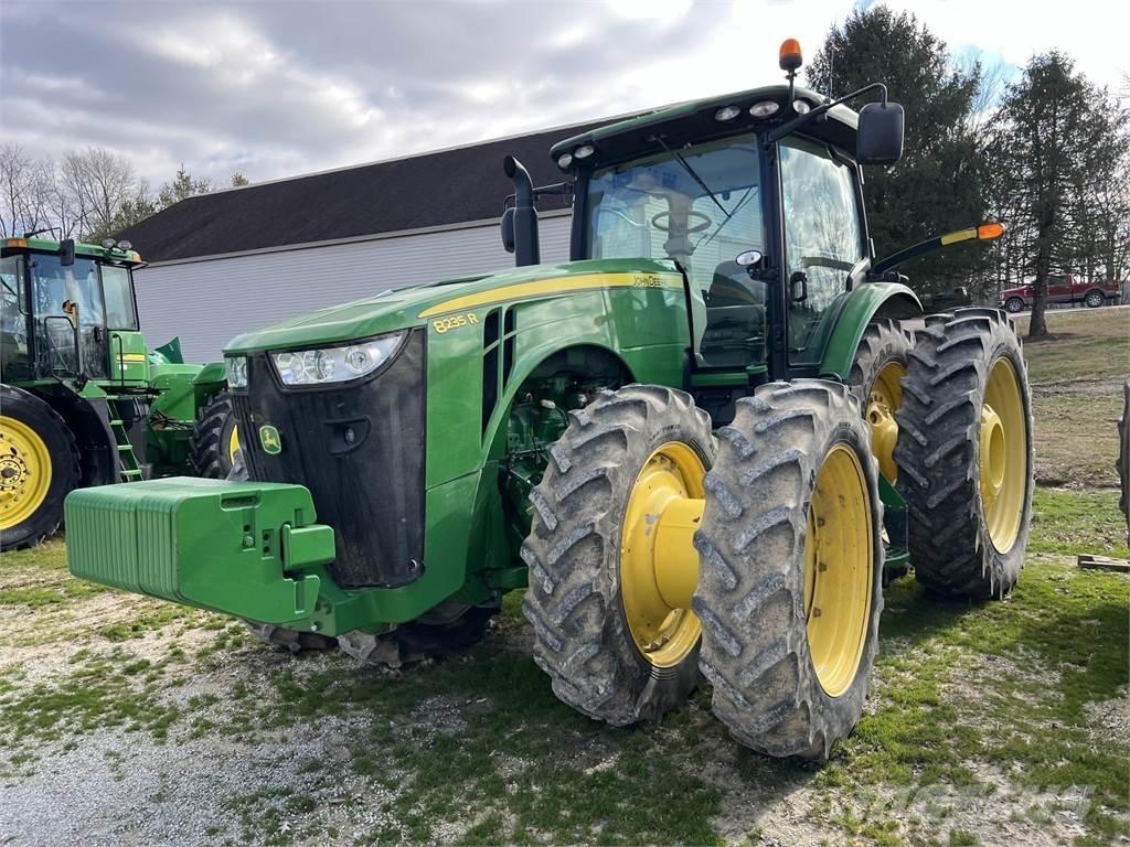 John Deere 8235R Traktorer