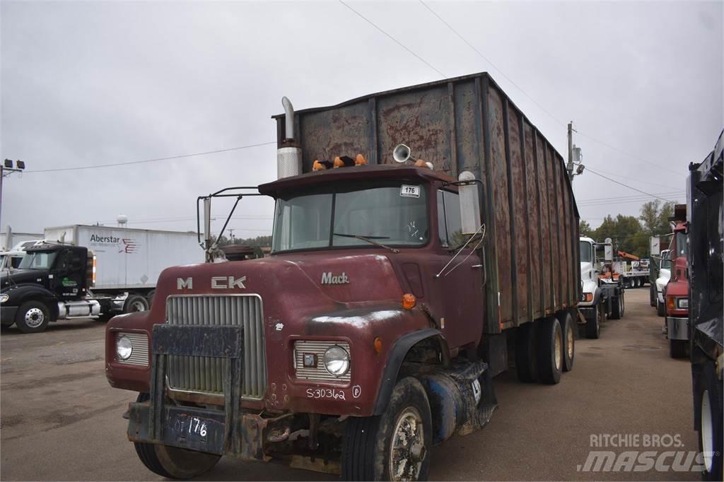 Mack DM685S Kranbilar