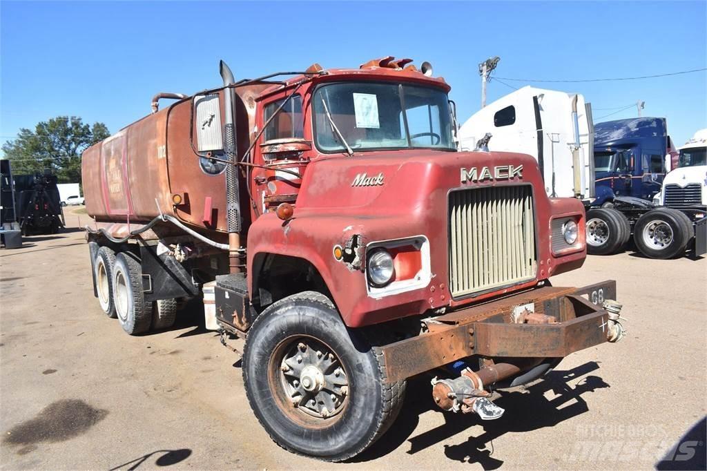 Mack DM685S Tankbilar