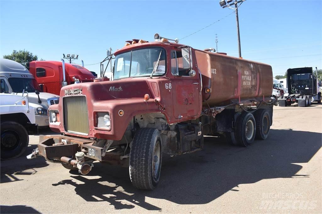 Mack DM685S Tankbilar
