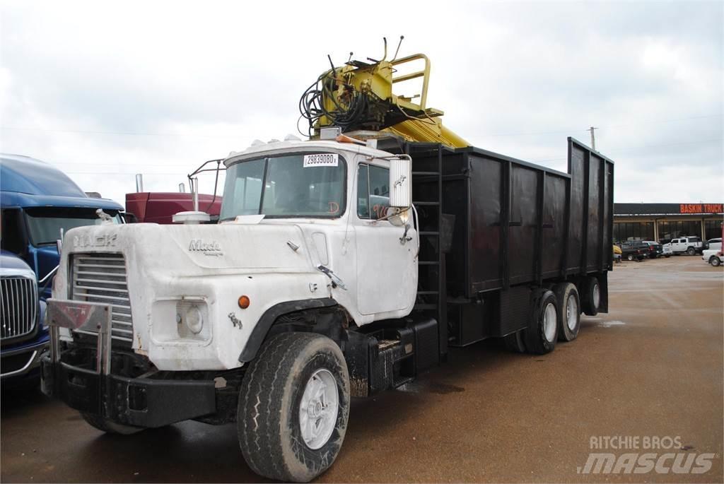 Mack DM690S Kranbilar