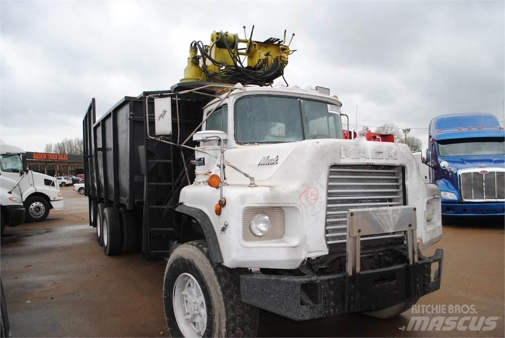 Mack DM690S Kranbilar