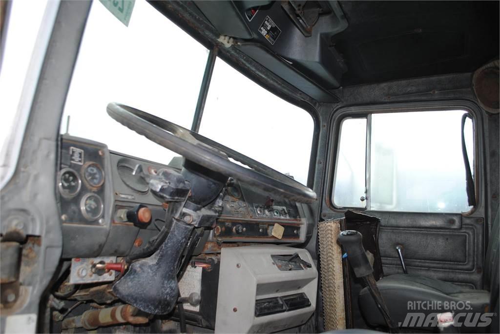 Mack DM690S Kranbilar