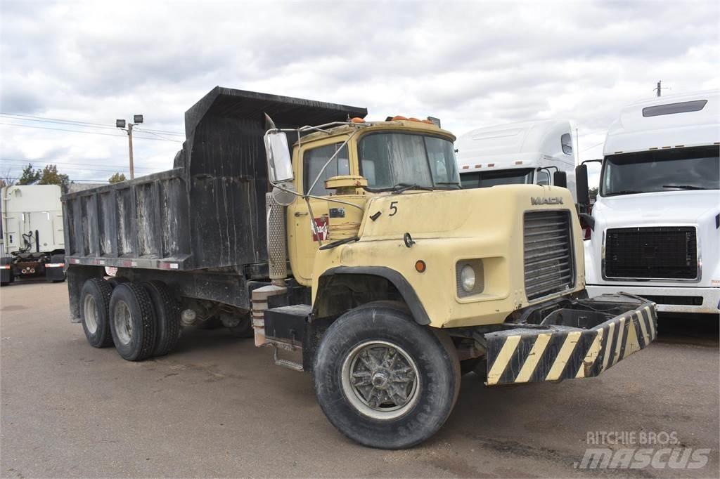 Mack DM690S Tippbilar