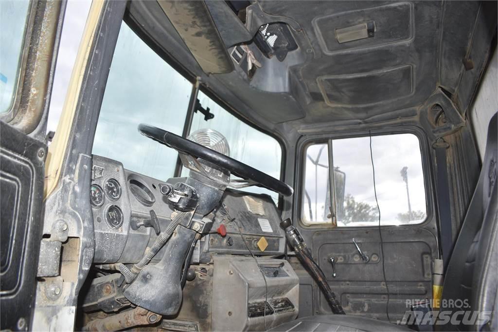 Mack DM690S Tippbilar