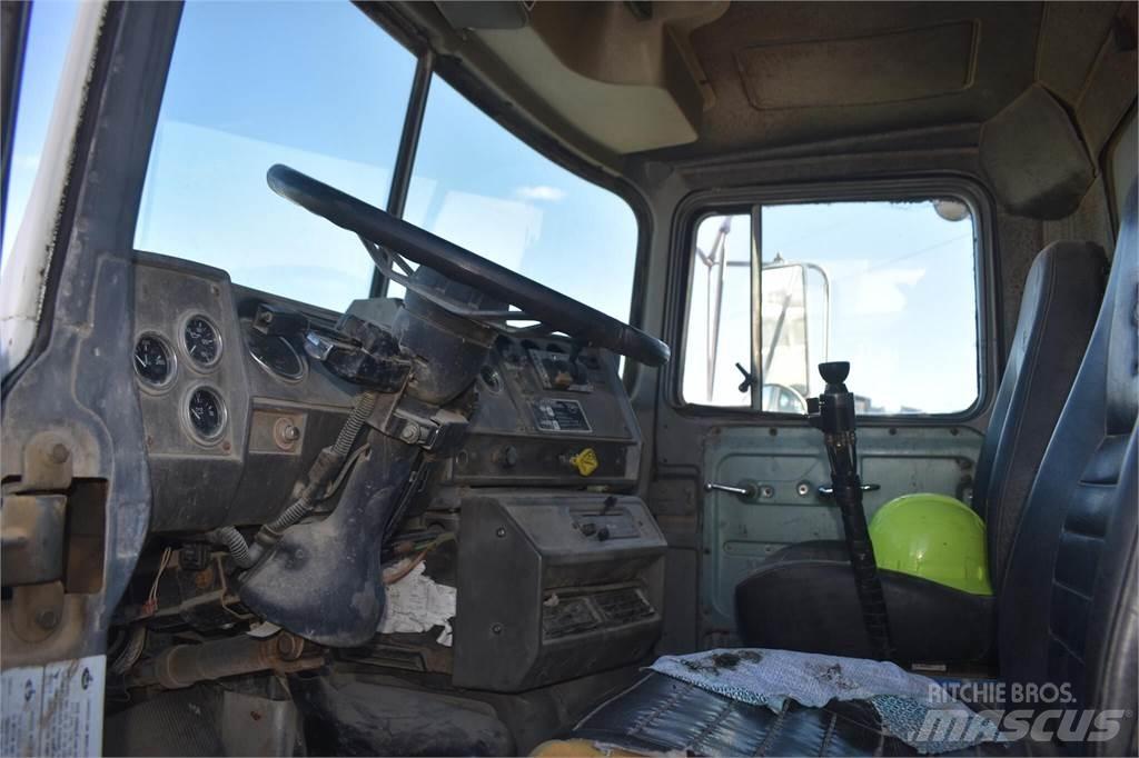 Mack DM690S Tippbilar