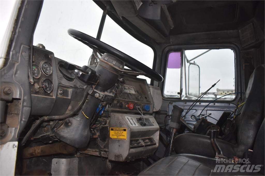 Mack RD688S Kranbilar