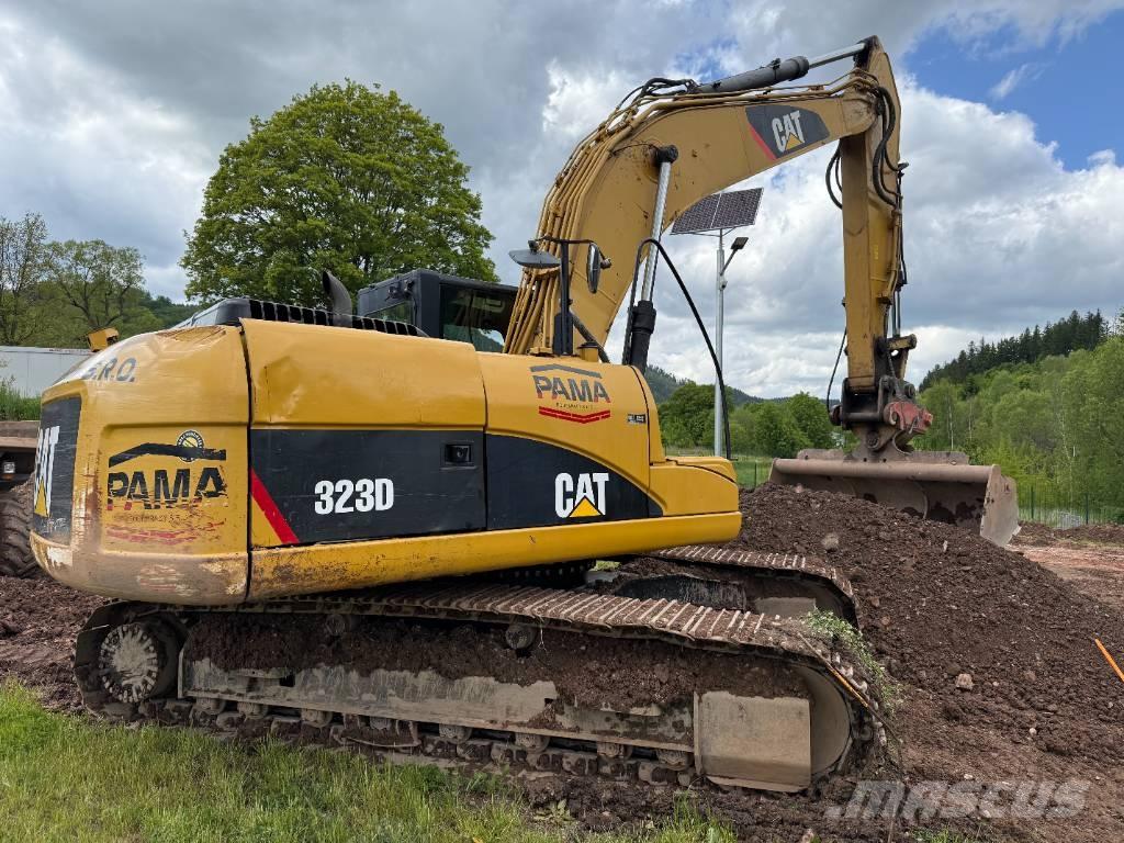 CAT 323 D L Bandgrävare