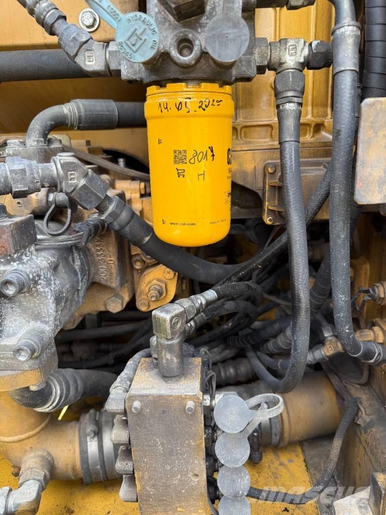 CAT 323 D L Bandgrävare