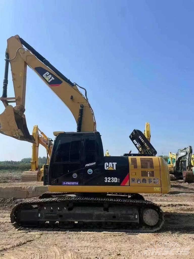CAT 323D2 Bandgrävare