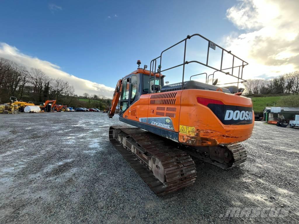 Doosan DX 225 Bandgrävare