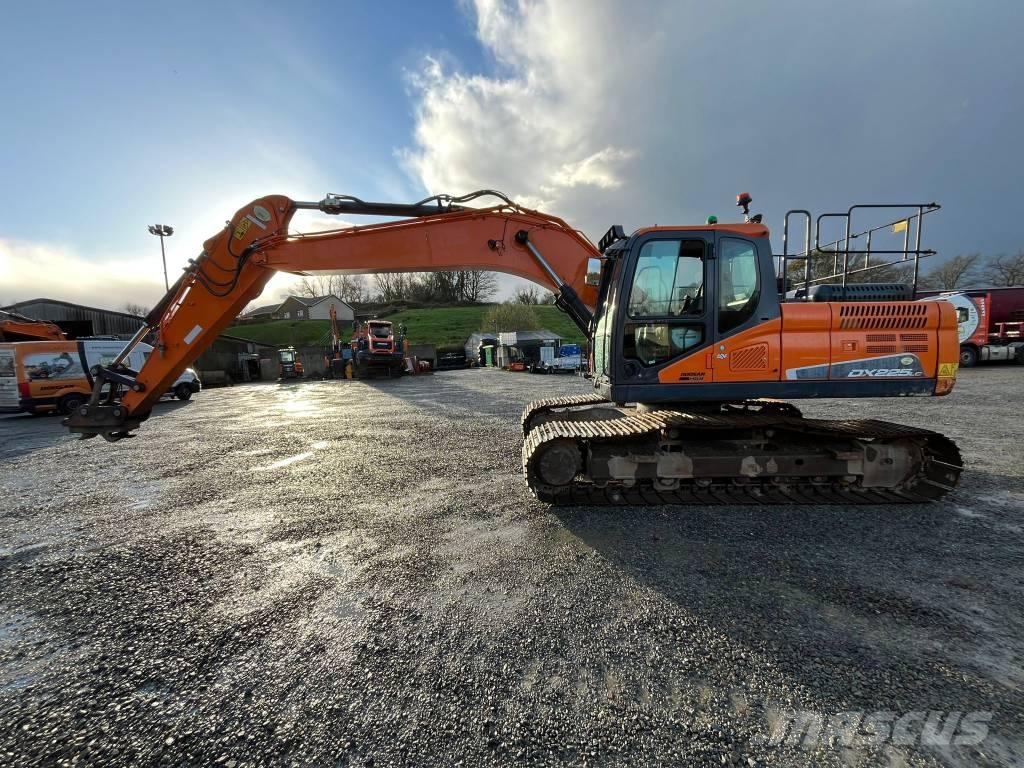 Doosan DX 225 Bandgrävare
