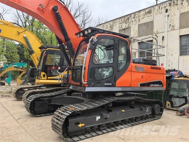 Doosan DX 300 LC Bandgrävare