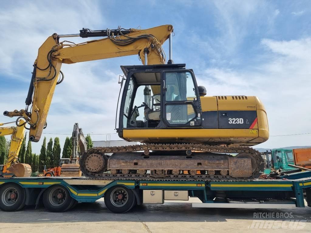 CAT 323 D L Bandgrävare