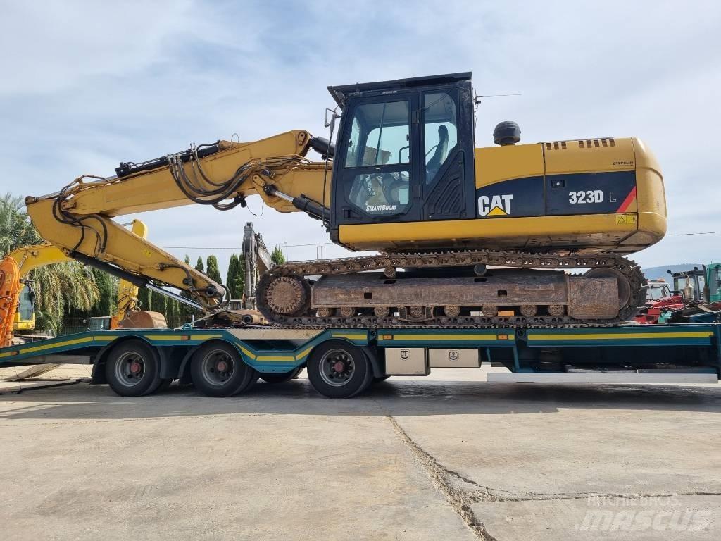CAT 323 D L Bandgrävare