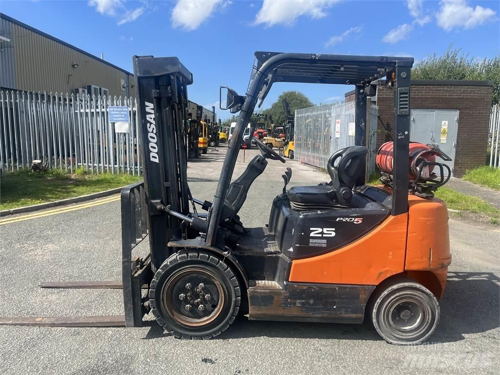 Doosan G25P-5 Gasolmotviktstruckar