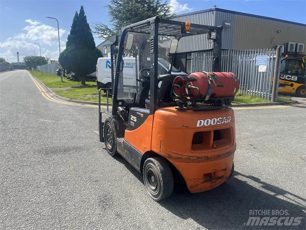 Doosan G25P-5 Gasolmotviktstruckar
