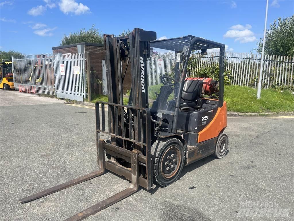 Doosan G25P-5 Gasolmotviktstruckar