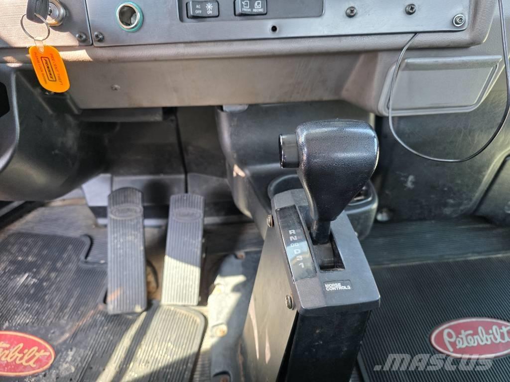 Peterbilt 335 Chassier