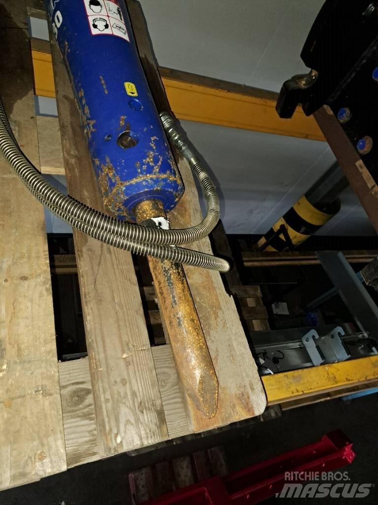 Daemo E30 with CW05 Hydraulhammare