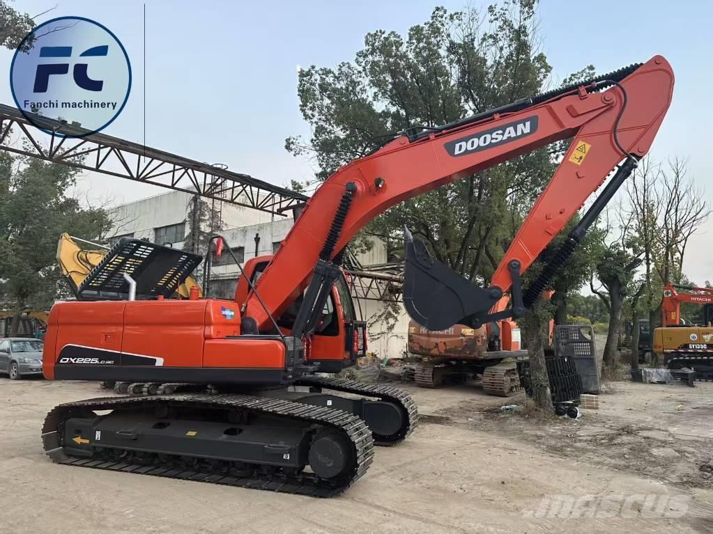 Doosan DX 225 LC Bandgrävare